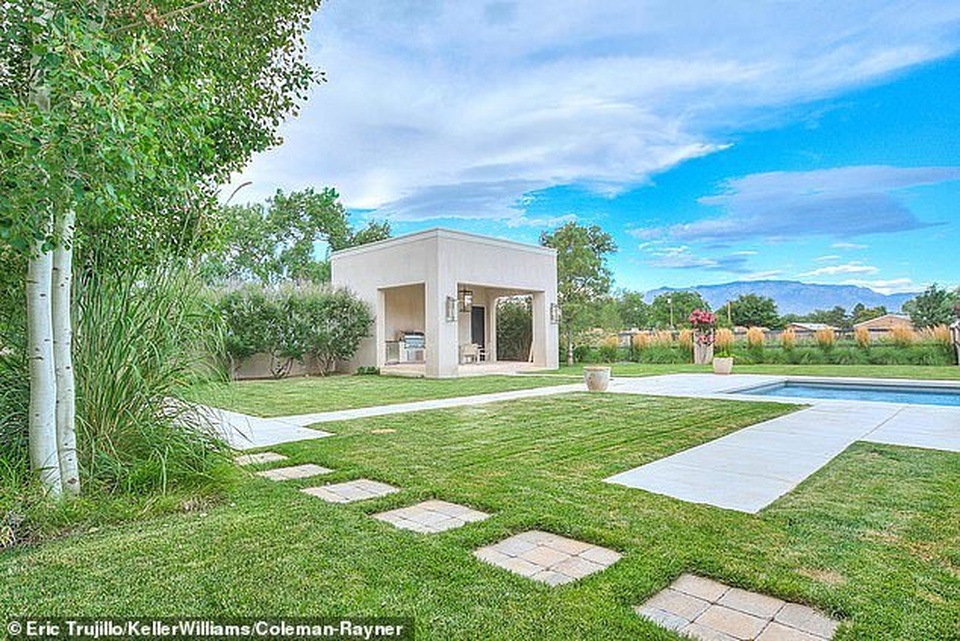 Ngắm biệt thự sang trọng Angelina Jolie ở khi quay phim mới - 8 Ngắm biệt thự sang trọng Angelina Jolie ở khi quay phim mới - 8