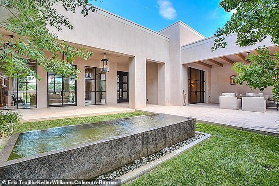 Ngắm biệt thự sang trọng Angelina Jolie ở khi quay phim mới - 10 Ngắm biệt thự sang trọng Angelina Jolie ở khi quay phim mới - 10