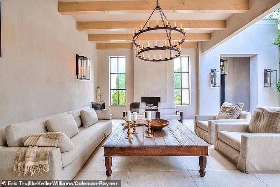 Ngắm biệt thự sang trọng Angelina Jolie ở khi quay phim mới - 9 Ngắm biệt thự sang trọng Angelina Jolie ở khi quay phim mới - 9