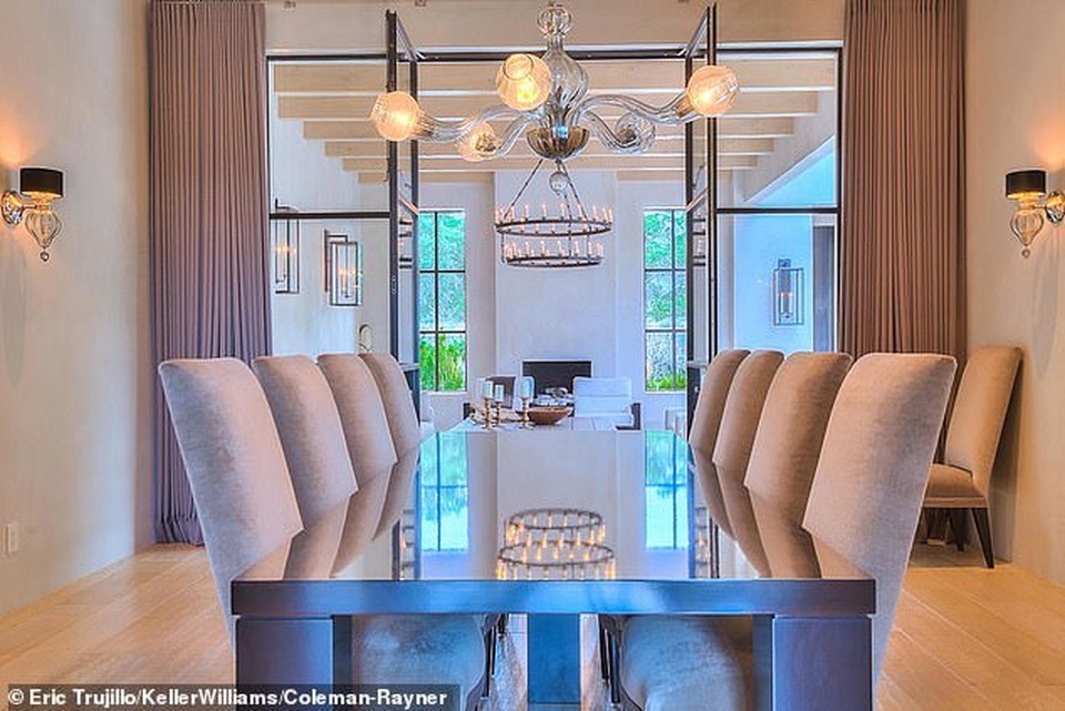 Ngắm biệt thự sang trọng Angelina Jolie ở khi quay phim mới - 7 Ngắm biệt thự sang trọng Angelina Jolie ở khi quay phim mới - 7