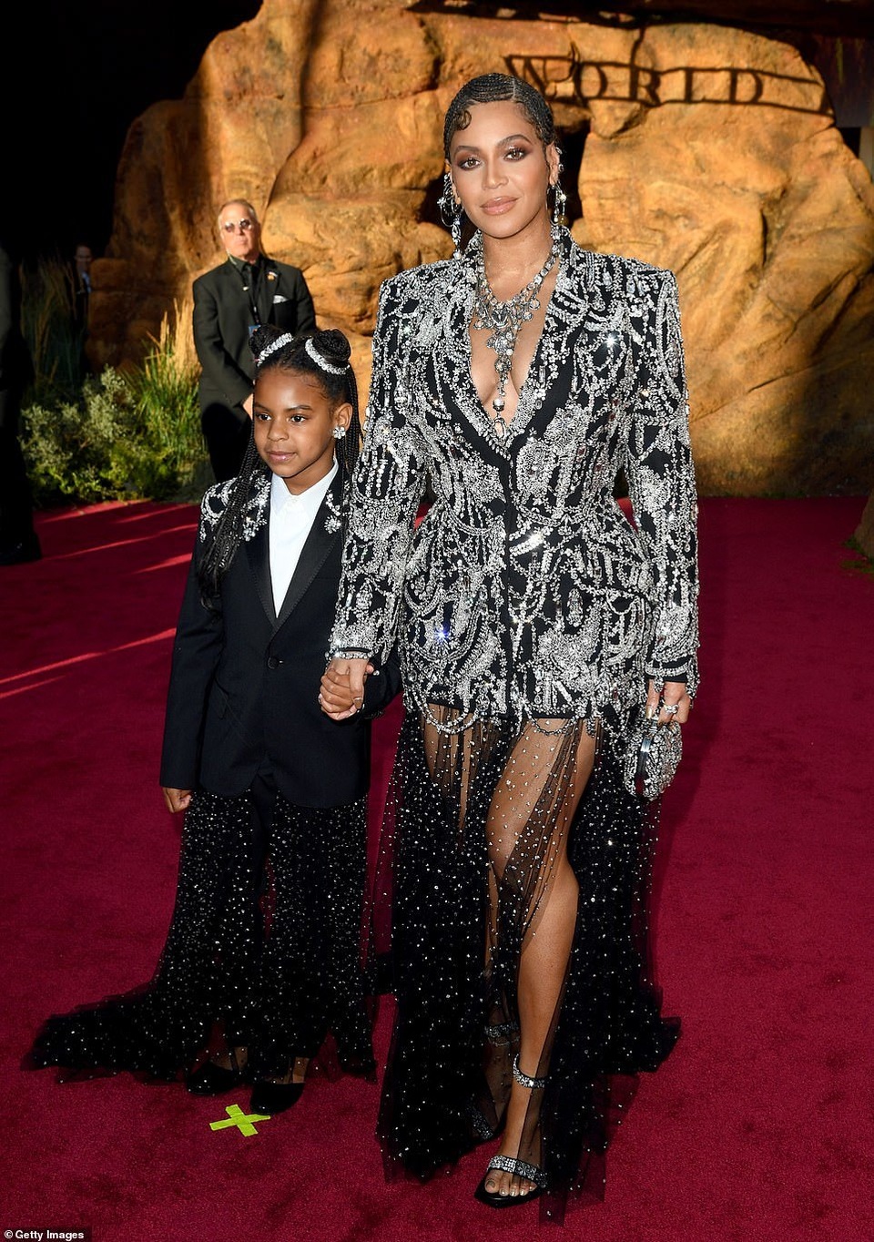 Beyonce diện váy xẻ ngực đưa con đi xem phim - 1 Beyonce diện váy xẻ ngực đưa con đi xem phim - 1