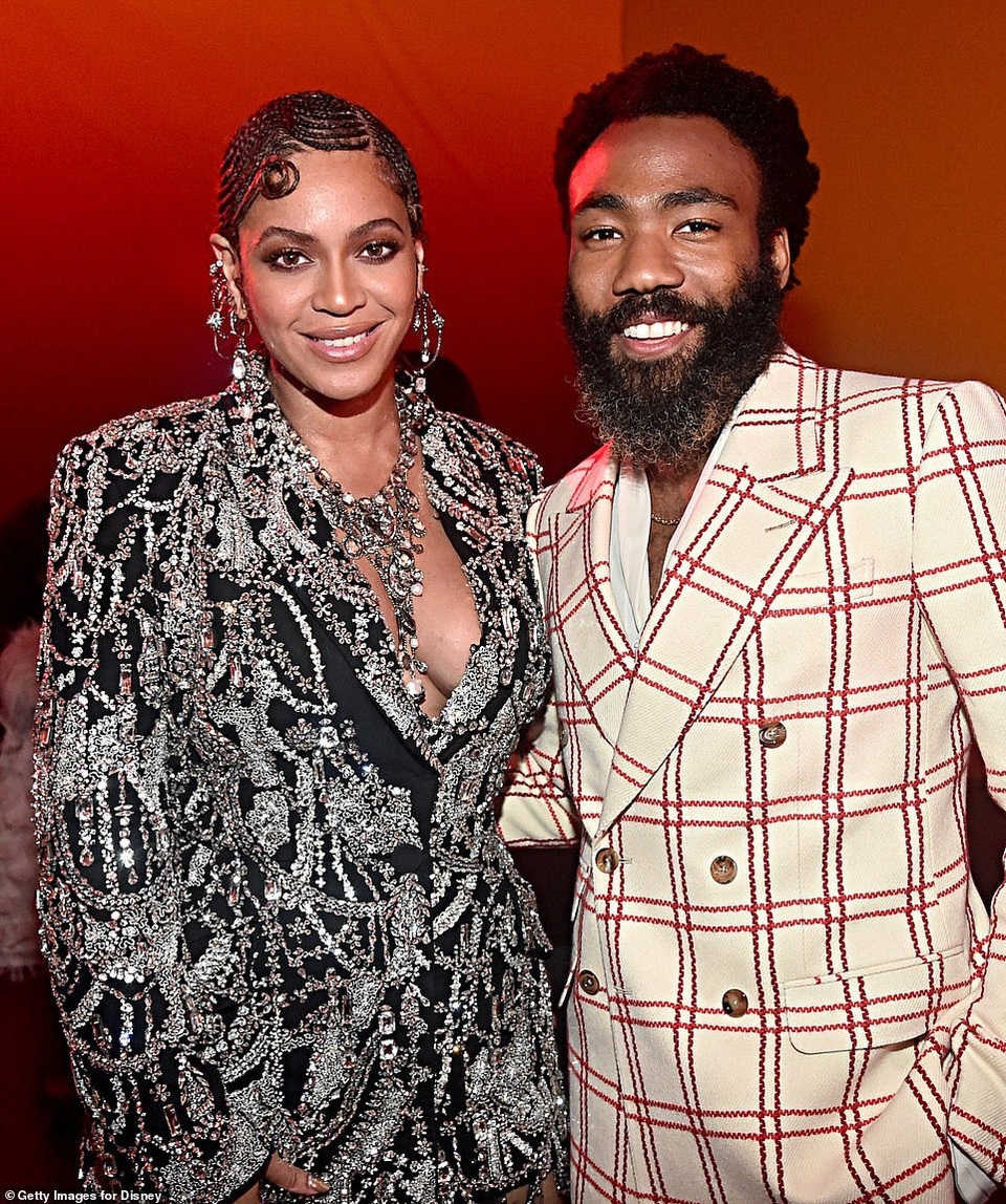 Beyonce diện váy xẻ ngực đưa con đi xem phim - 7 Beyonce diện váy xẻ ngực đưa con đi xem phim - 7