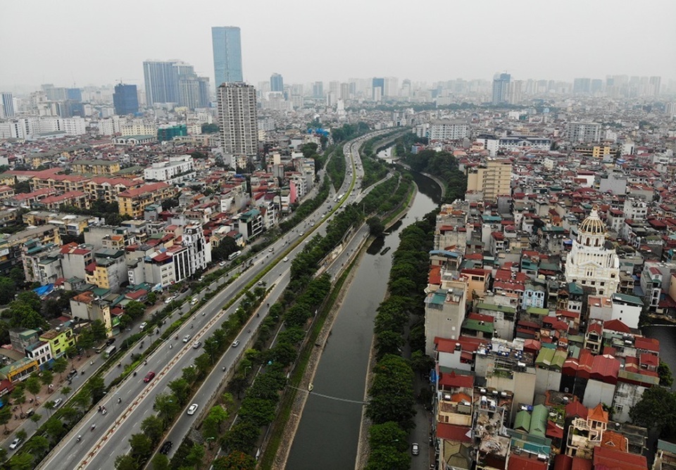 Sông Tô Lịch bất ngờ chuyển màu xanh sau khi nhận nước từ hồ Tây - 1 Sông Tô Lịch bất ngờ chuyển màu xanh sau khi nhận nước từ hồ Tây - 1