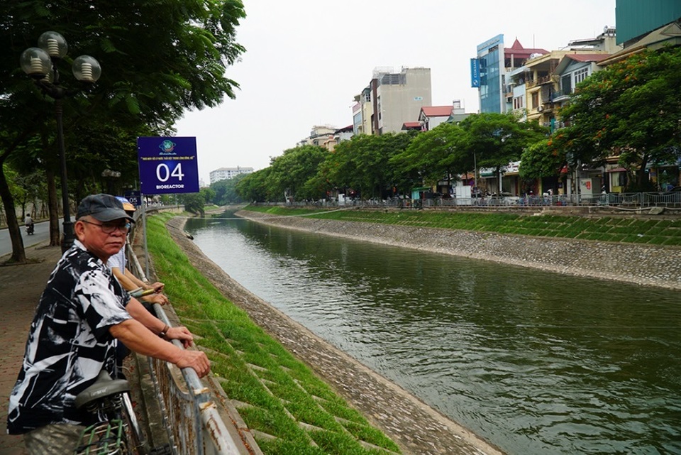 Sông Tô Lịch bất ngờ chuyển màu xanh sau khi nhận nước từ hồ Tây - 3 Sông Tô Lịch bất ngờ chuyển màu xanh sau khi nhận nước từ hồ Tây - 3
