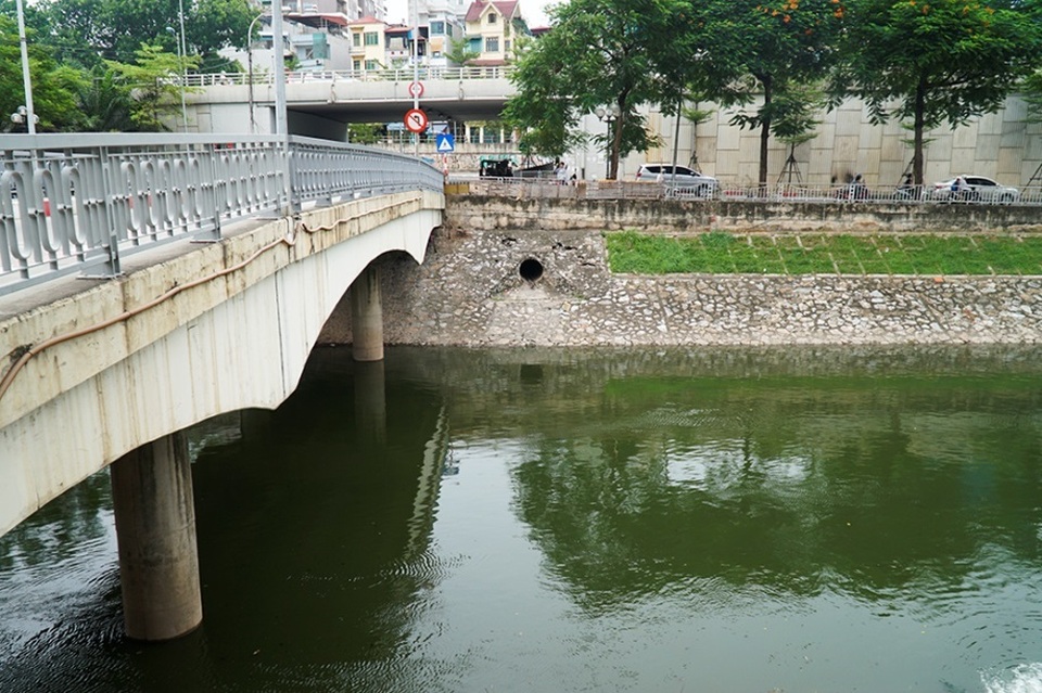 Sông Tô Lịch bất ngờ chuyển màu xanh sau khi nhận nước từ hồ Tây - 8 Sông Tô Lịch bất ngờ chuyển màu xanh sau khi nhận nước từ hồ Tây - 8
