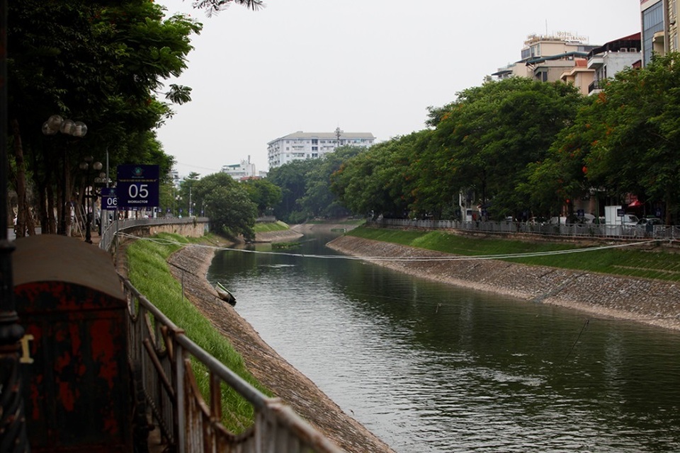 Sông Tô Lịch bất ngờ chuyển màu xanh sau khi nhận nước từ hồ Tây - 10 Sông Tô Lịch bất ngờ chuyển màu xanh sau khi nhận nước từ hồ Tây - 10