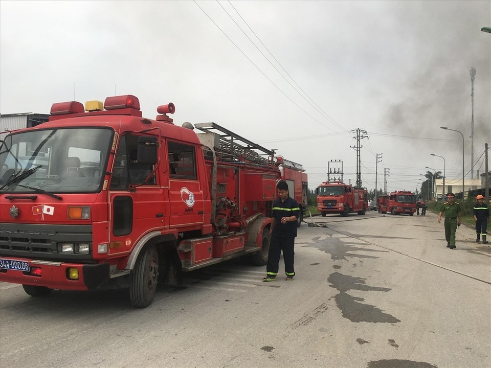 Nhà máy dược phẩm bốc cháy dữ dội kèm tiếng nổ lớn - 2