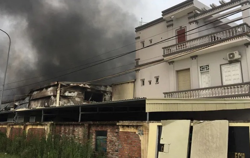 Nhà máy dược phẩm bốc cháy dữ dội kèm tiếng nổ lớn - 1