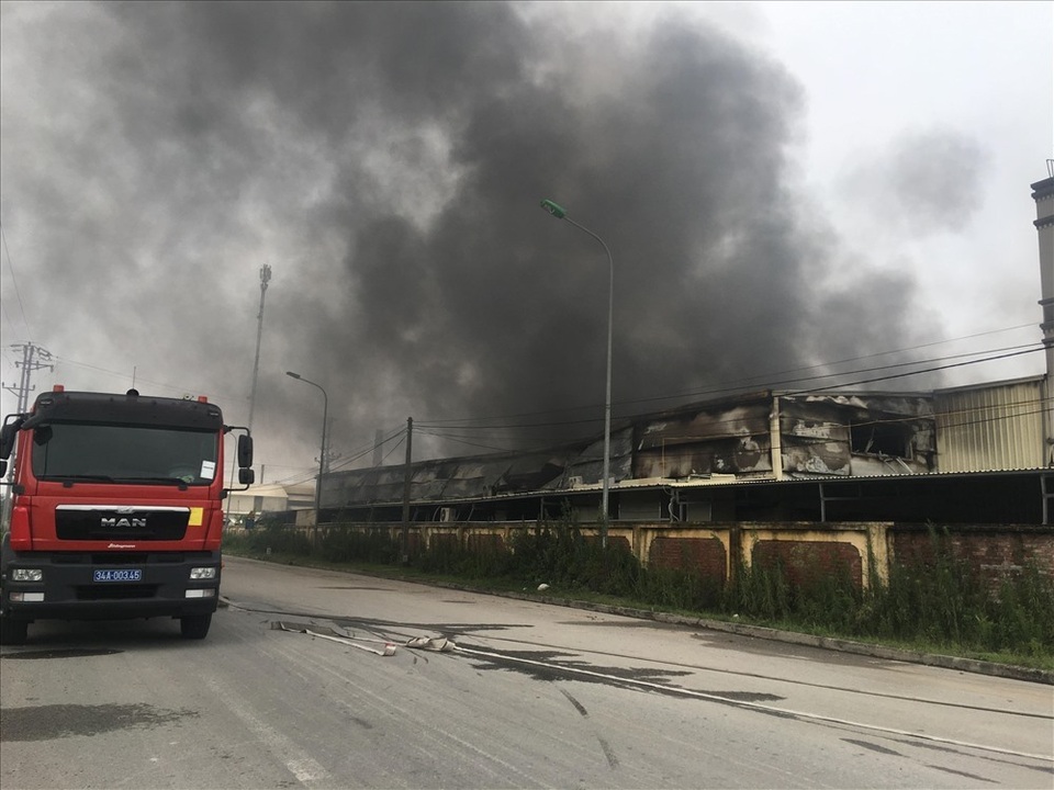 Nhà máy dược phẩm bốc cháy dữ dội kèm tiếng nổ lớn - 4