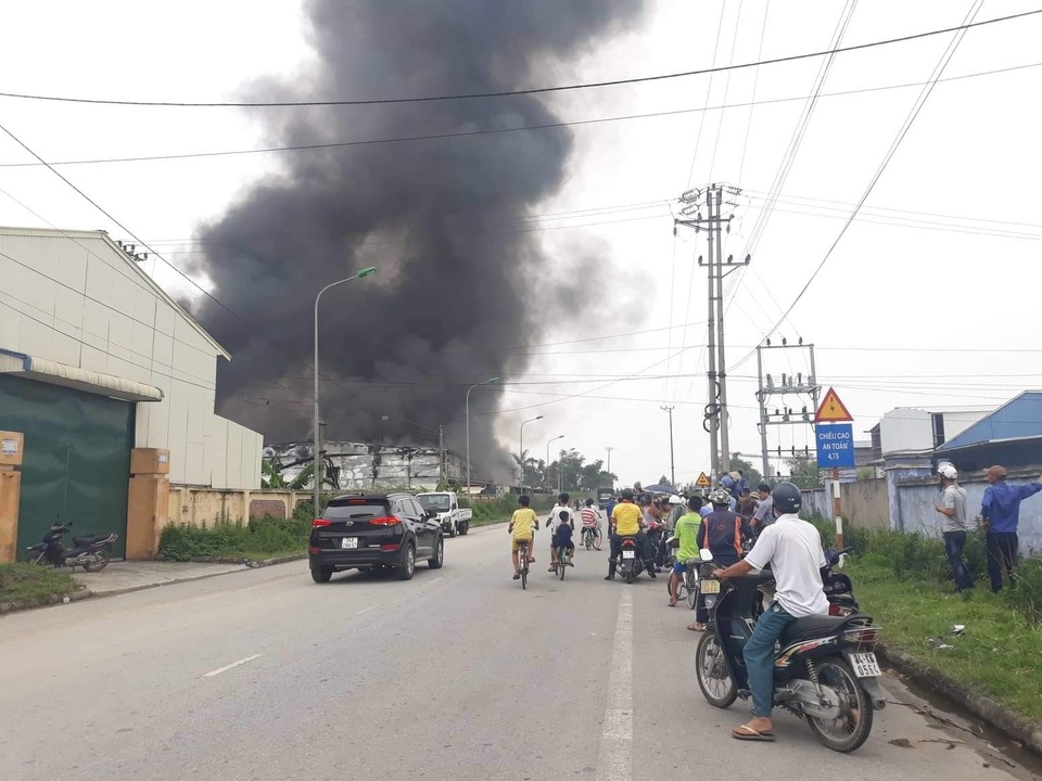 Nhà máy dược phẩm bốc cháy dữ dội kèm tiếng nổ lớn - 3
