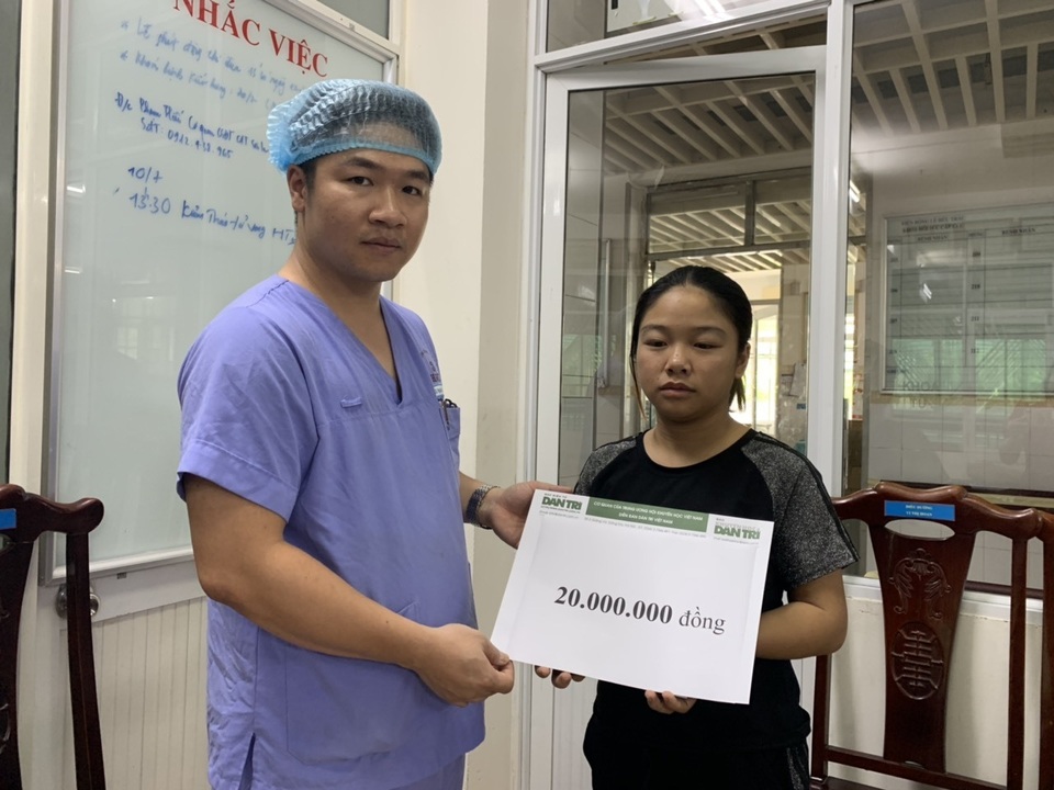 Báo Dân trí trao nóng 20 triệu đồng cứu chữa 2 bà cháu sống sót trong vụ hoả hoạn - 3 Báo Dân trí trao nóng 20 triệu đồng cứu chữa 2 bà cháu sống sót trong vụ hoả hoạn - 3
