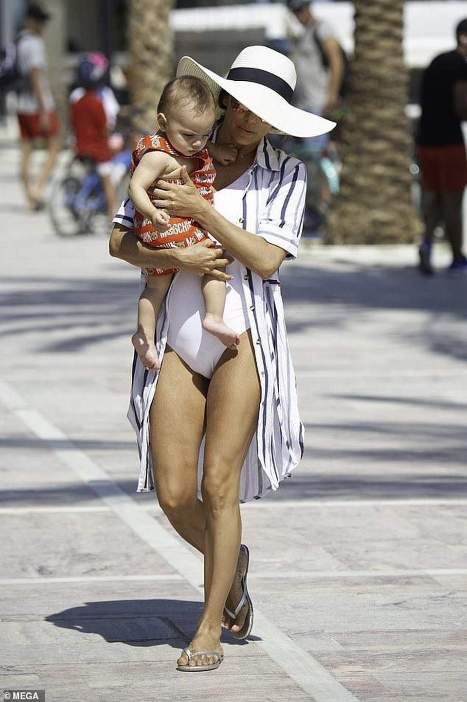 Eva Longoria đưa con trai cưng đi biển - 2 Eva Longoria đưa con trai cưng đi biển - 2