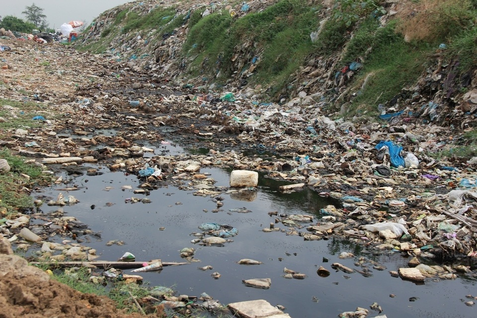 Cận cảnh những núi rác cao hơn ngôi nhà 4 tầng tại TP biển Sầm Sơn - 12 Cận cảnh những núi rác cao hơn ngôi nhà 4 tầng tại TP biển Sầm Sơn - 12