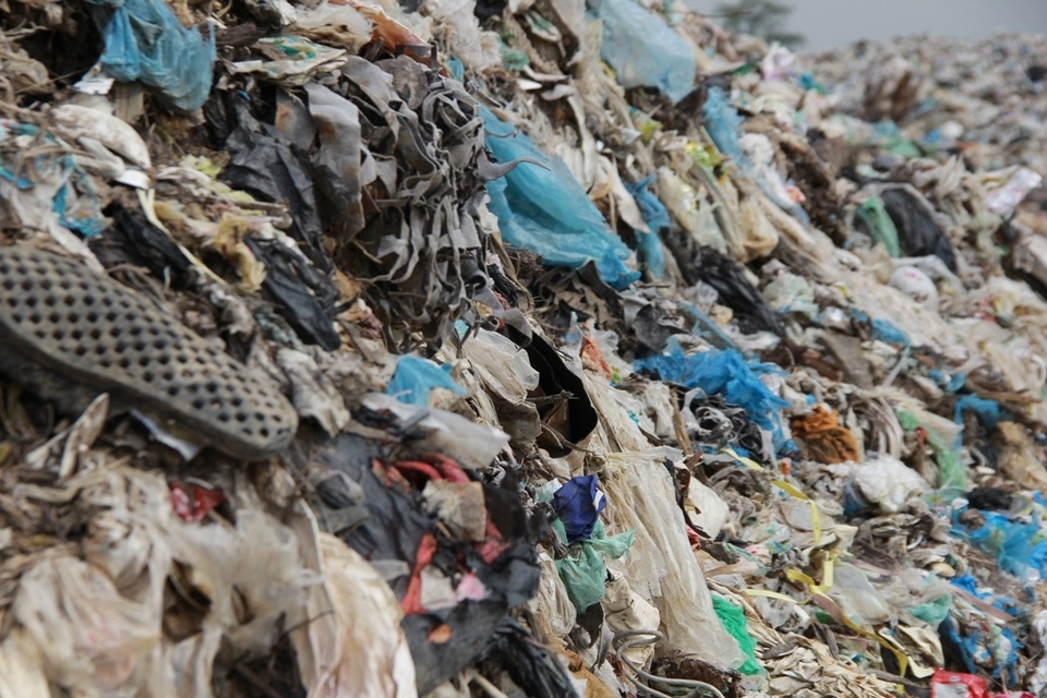 Cận cảnh những núi rác cao hơn ngôi nhà 4 tầng tại TP biển Sầm Sơn - 8 Cận cảnh những núi rác cao hơn ngôi nhà 4 tầng tại TP biển Sầm Sơn - 8