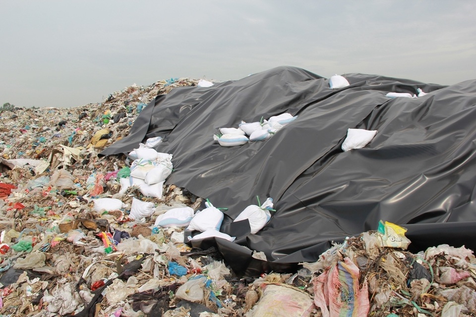 Cận cảnh những núi rác cao hơn ngôi nhà 4 tầng tại TP biển Sầm Sơn - 2 Cận cảnh những núi rác cao hơn ngôi nhà 4 tầng tại TP biển Sầm Sơn - 2
