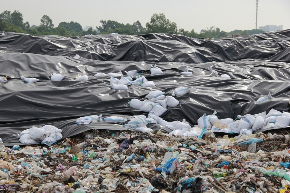 Cận cảnh những núi rác cao hơn ngôi nhà 4 tầng tại TP biển Sầm Sơn - 4 Cận cảnh những núi rác cao hơn ngôi nhà 4 tầng tại TP biển Sầm Sơn - 4