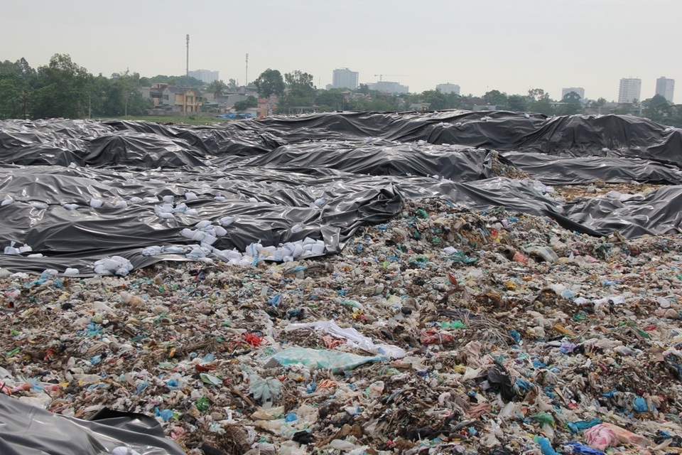Cận cảnh những núi rác cao hơn ngôi nhà 4 tầng tại TP biển Sầm Sơn - 7 Cận cảnh những núi rác cao hơn ngôi nhà 4 tầng tại TP biển Sầm Sơn - 7