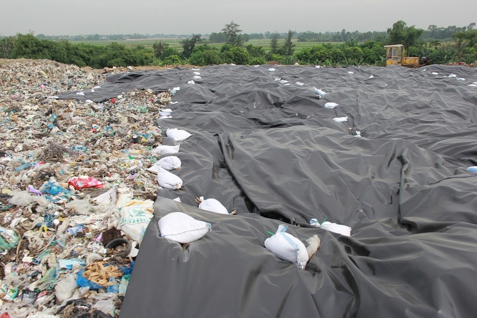 Cận cảnh những núi rác cao hơn ngôi nhà 4 tầng tại TP biển Sầm Sơn - 3 Cận cảnh những núi rác cao hơn ngôi nhà 4 tầng tại TP biển Sầm Sơn - 3