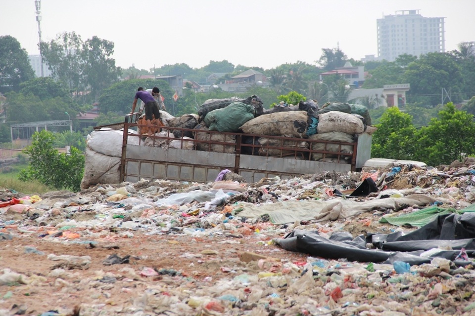 Cận cảnh những núi rác cao hơn ngôi nhà 4 tầng tại TP biển Sầm Sơn - 9 Cận cảnh những núi rác cao hơn ngôi nhà 4 tầng tại TP biển Sầm Sơn - 9