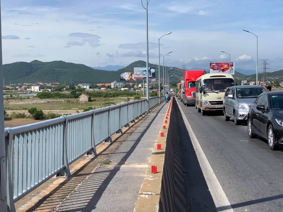 Xe container tông xe 7 chỗ trên cầu Gianh, quốc lộ 1A ùn tắc gần 5 km - 3 Xe container tông xe 7 chỗ trên cầu Gianh, quốc lộ 1A ùn tắc gần 5 km - 3