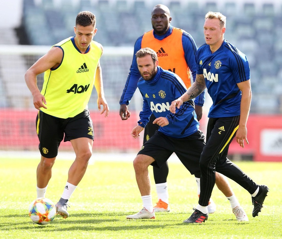 Các tân binh đắt giá tập luyện cùng Man Utd tại Australia - 14 Các tân binh đắt giá tập luyện cùng Man Utd tại Australia - 14