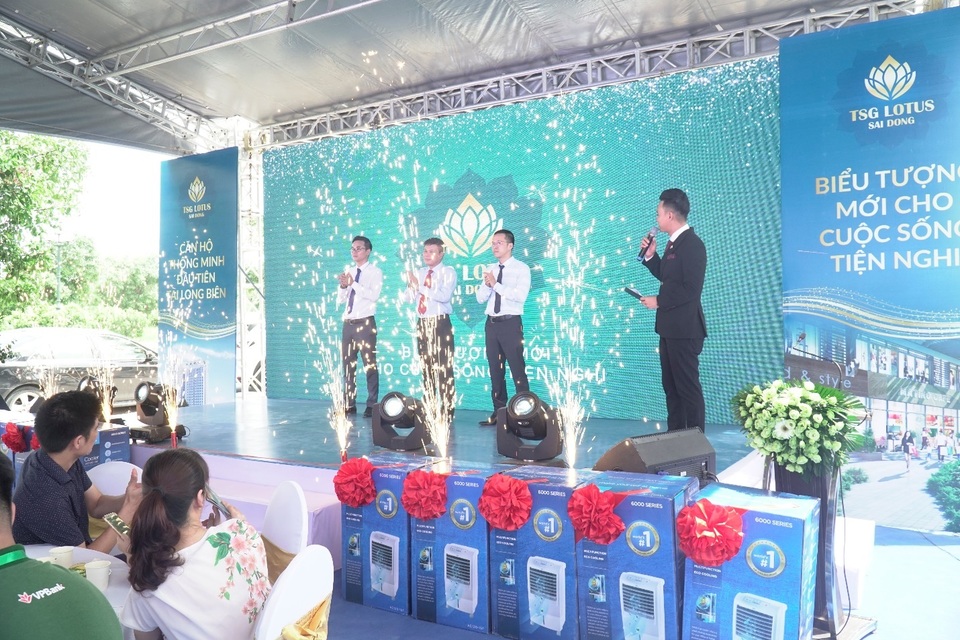 Đông đảo khách hàng tham dự khai trương căn hộ mẫu TSG Lotus Sài Đồng - 2 Đông đảo khách hàng tham dự khai trương căn hộ mẫu TSG Lotus Sài Đồng - 2