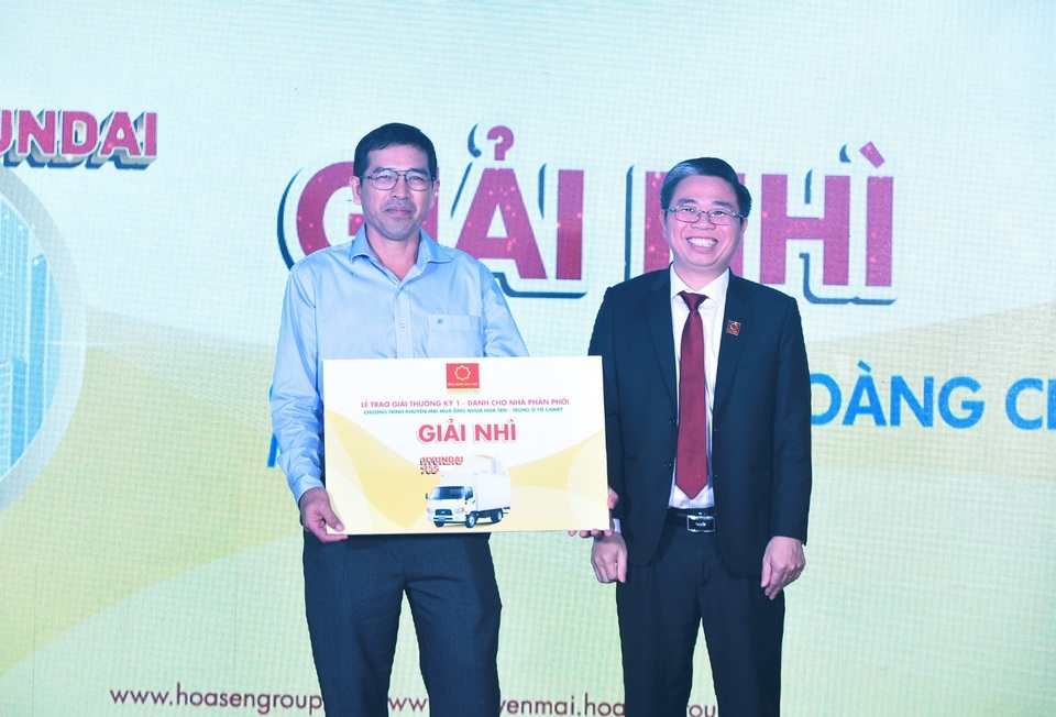 Tập đoàn Hoa Sen trao nhiều giải thưởng giá trị cho các nhà phân phối và đại lý - 2 Tập đoàn Hoa Sen trao nhiều giải thưởng giá trị cho các nhà phân phối và đại lý - 2