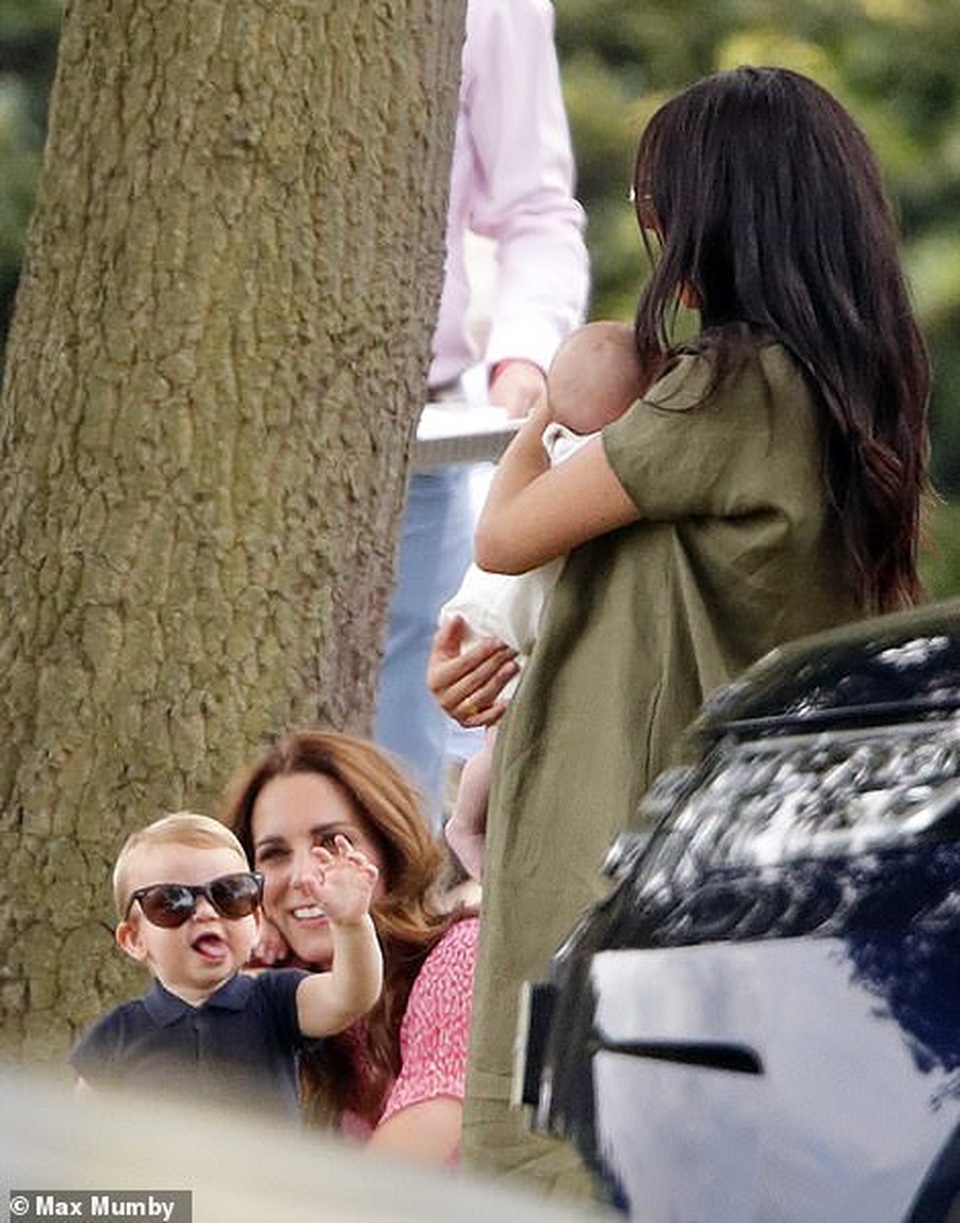 Công nương Meghan Markle bế con đi xem chồng chơi polo - 1 Công nương Meghan Markle bế con đi xem chồng chơi polo - 1