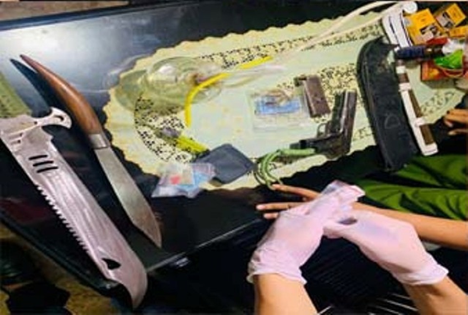 Công an phá cửa bắt “nữ quái” tàng trữ ma túy và súng - 3 Công an phá cửa bắt “nữ quái” tàng trữ ma túy và súng - 3