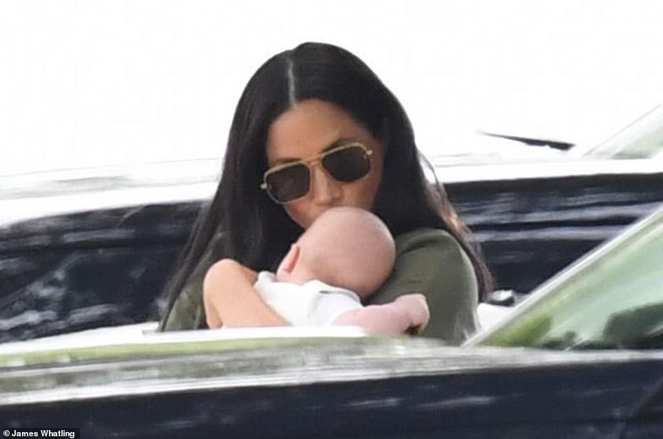 Công nương Meghan Markle bế con đi xem chồng chơi polo - 2 Công nương Meghan Markle bế con đi xem chồng chơi polo - 2