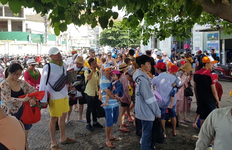 Chủ tịch Khánh Hòa: “Tránh tình trạng ăn xổi ở thì trong kinh doanh du lịch” - 1 Chủ tịch Khánh Hòa: “Tránh tình trạng ăn xổi ở thì trong kinh doanh du lịch” - 1