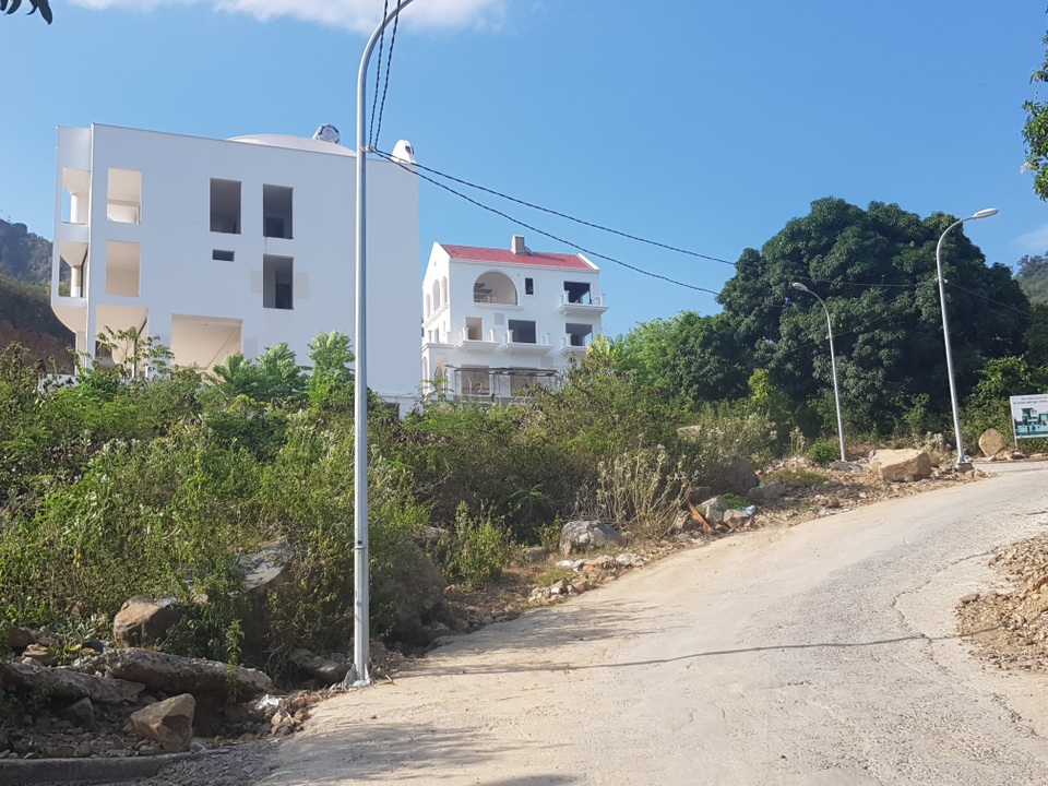 Biệt thự đua nhau mọc trên ngọn núi tuyệt đẹp sát Vịnh Nha Trang - 1 Biệt thự đua nhau mọc trên ngọn núi tuyệt đẹp sát Vịnh Nha Trang - 1