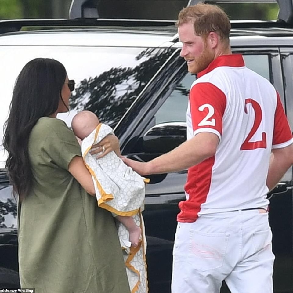 Công nương Meghan Markle bế con đi xem chồng chơi polo - 3 Công nương Meghan Markle bế con đi xem chồng chơi polo - 3
