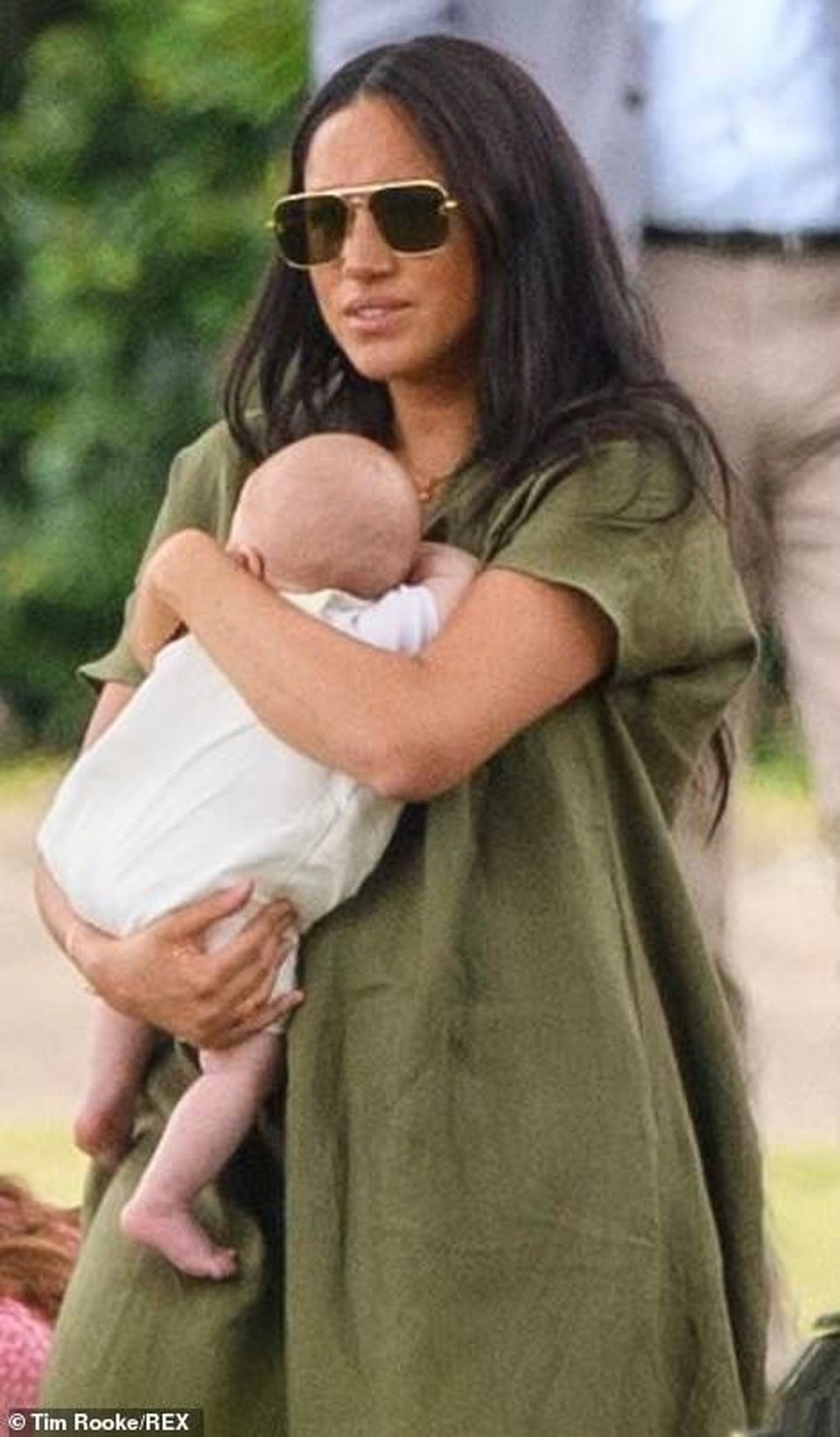Công nương Meghan Markle bế con đi xem chồng chơi polo - 4 Công nương Meghan Markle bế con đi xem chồng chơi polo - 4