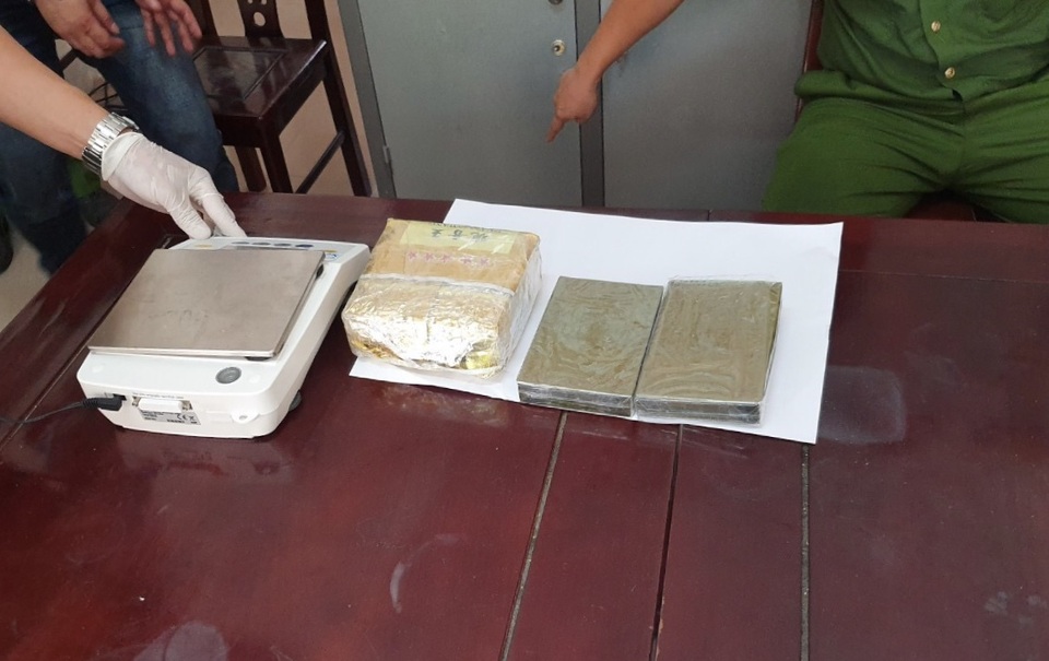 Cảnh sát giao thông mật phục bắt vụ vận chuyển 1kg ma túy đá và 2 bánh heroin - 4 Cảnh sát giao thông mật phục bắt vụ vận chuyển 1kg ma túy đá và 2 bánh heroin - 4