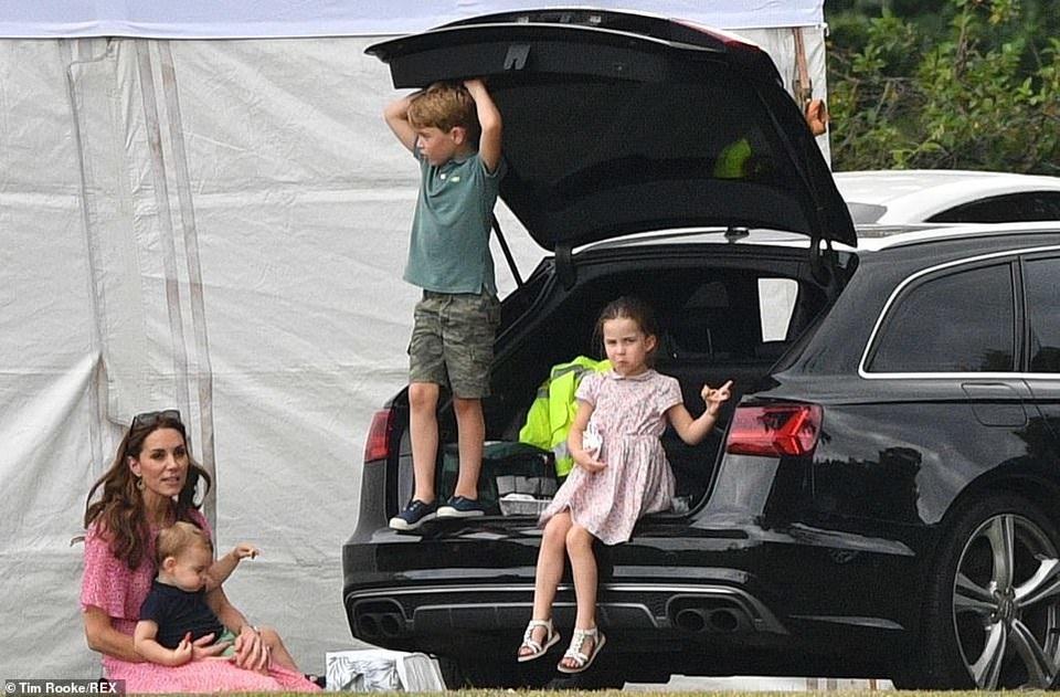 Công nương Meghan Markle bế con đi xem chồng chơi polo - 6 Công nương Meghan Markle bế con đi xem chồng chơi polo - 6