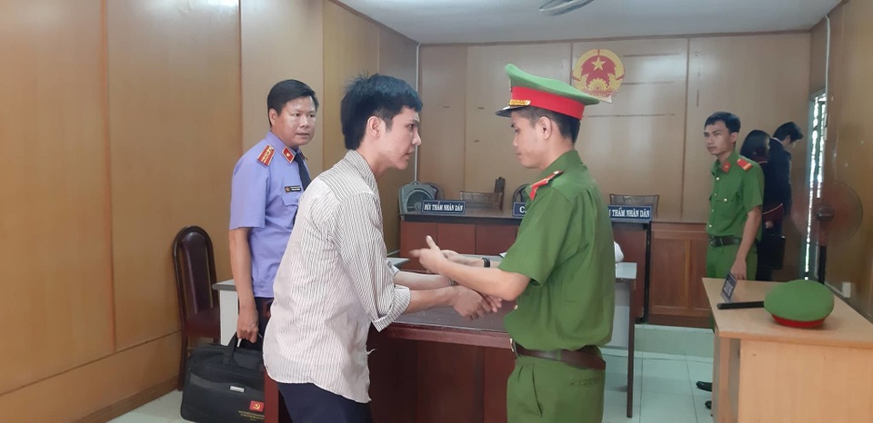 Giả gái mại dâm để trộm tài sản của người nước ngoài - 1 Giả gái mại dâm để trộm tài sản của người nước ngoài - 1