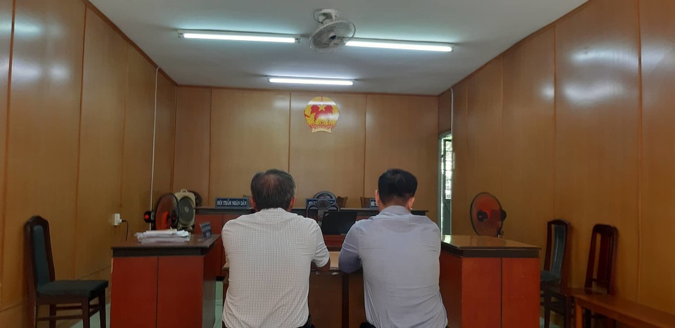 Cho thông quan nhiều lô phế liệu, 2 cán bộ Hải quan TPHCM lãnh án - 1 Cho thông quan nhiều lô phế liệu, 2 cán bộ Hải quan TPHCM lãnh án - 1