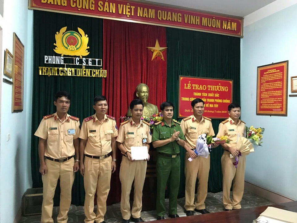 Cảnh sát giao thông mật phục bắt vụ vận chuyển 1kg ma túy đá và 2 bánh heroin - 5 Cảnh sát giao thông mật phục bắt vụ vận chuyển 1kg ma túy đá và 2 bánh heroin - 5