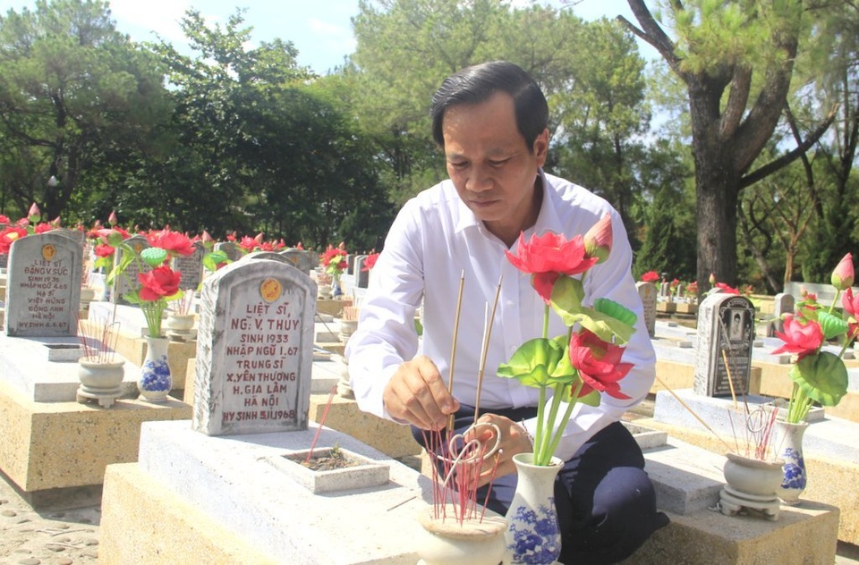 Trao hơn 1 tỷ đồng mua trang thiết bị Nhà đón tiếp Nghĩa trang Quốc gia Trường Sơn - 2 Trao hơn 1 tỷ đồng mua trang thiết bị Nhà đón tiếp Nghĩa trang Quốc gia Trường Sơn - 2