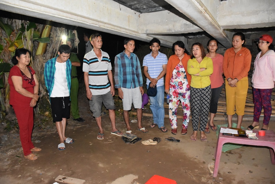 Công an ập vào, con bạc nhảy xuống sông vẫn không thoát - 1