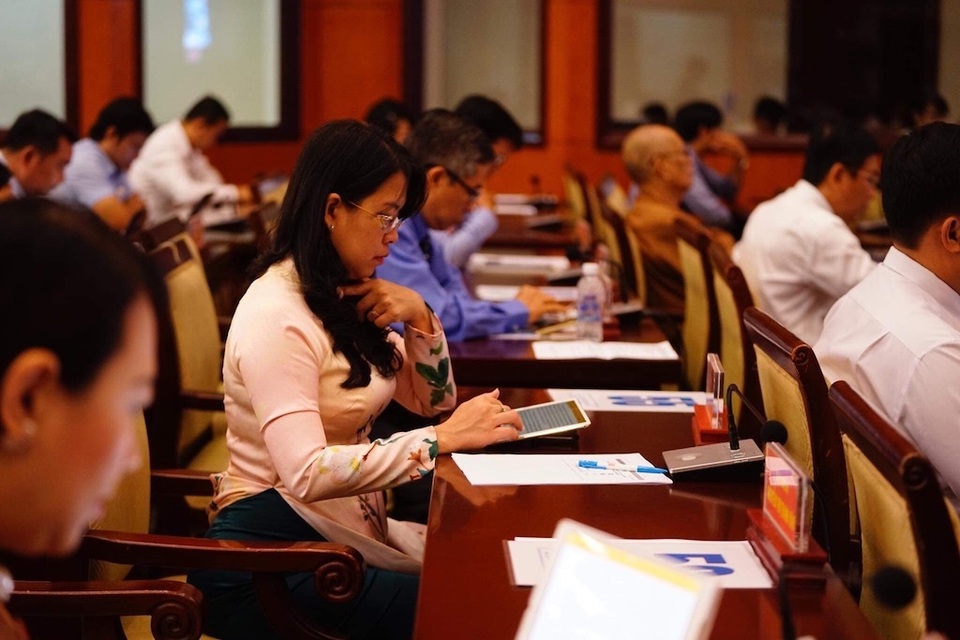 Khai mạc kỳ họp 15 HĐND TPHCM: Lần đầu tiên triển khai “kỳ họp không giấy” - 9 Khai mạc kỳ họp 15 HĐND TPHCM: Lần đầu tiên triển khai “kỳ họp không giấy” - 9