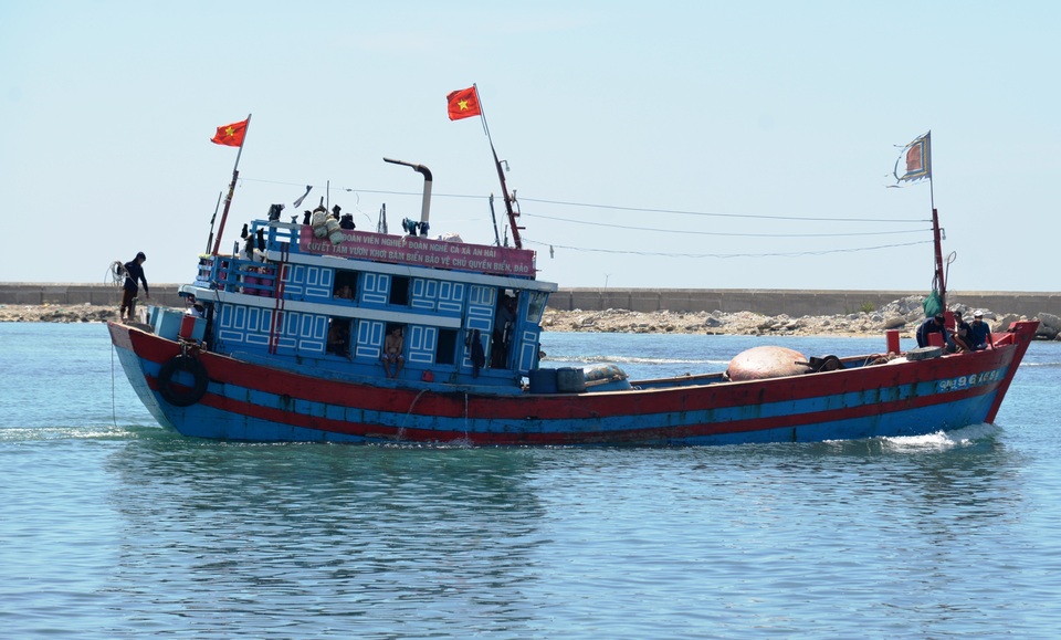 Tàu cá Lý Sơn cứu sống 32 ngư dân Trung Quốc bị trôi dạt trên biển - 1 Tàu cá Lý Sơn cứu sống 32 ngư dân Trung Quốc bị trôi dạt trên biển - 1