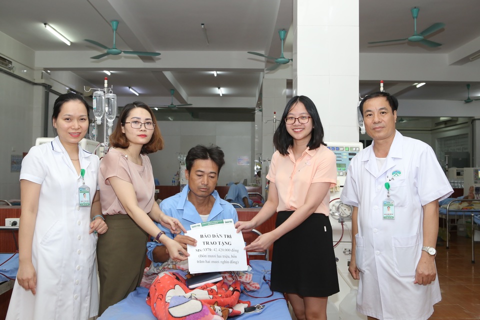 Hơn 42 triệu đồng của bạn đọc Dân trí đến với người đàn ông cận kề cái chết - 2 Hơn 42 triệu đồng của bạn đọc Dân trí đến với người đàn ông cận kề cái chết - 2