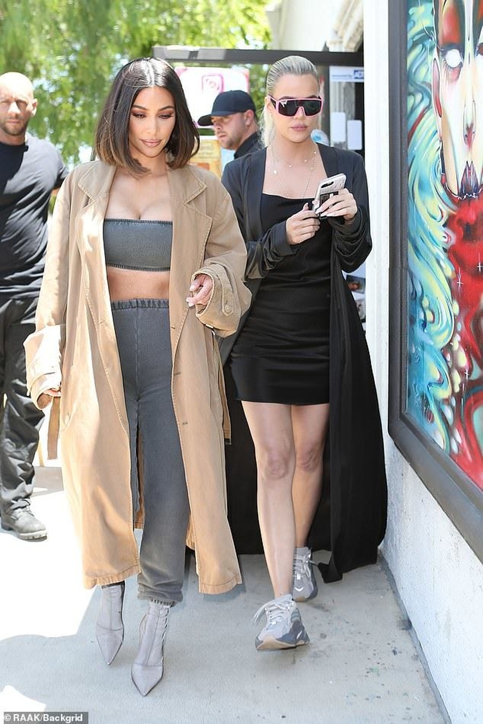 Kim siêu vòng ba bốc lửa ra phố cùng em gái - 4