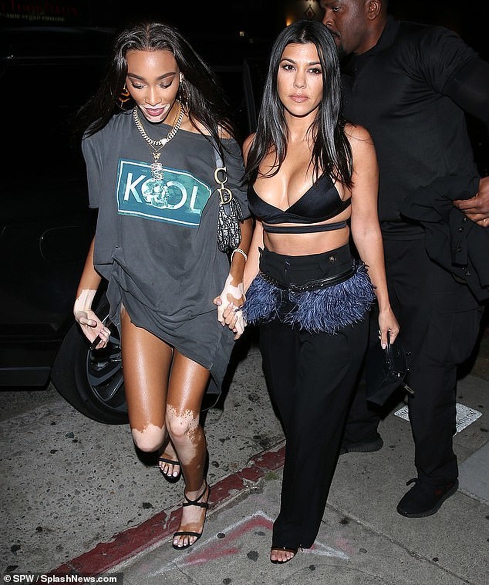 Kim Kardashian và chị gái đọ thân hình nảy lửa - 11