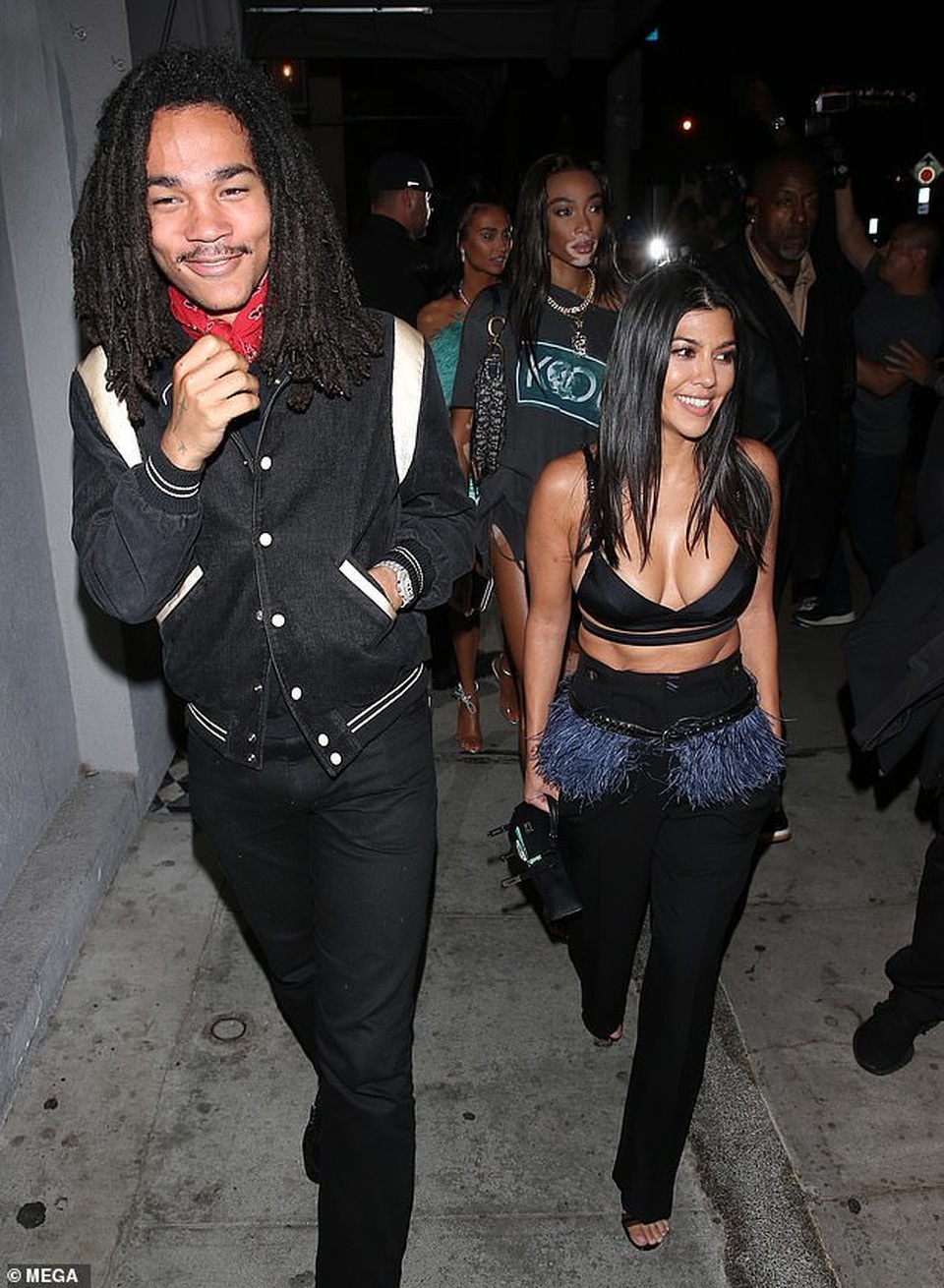 Kim Kardashian và chị gái đọ thân hình nảy lửa - 10