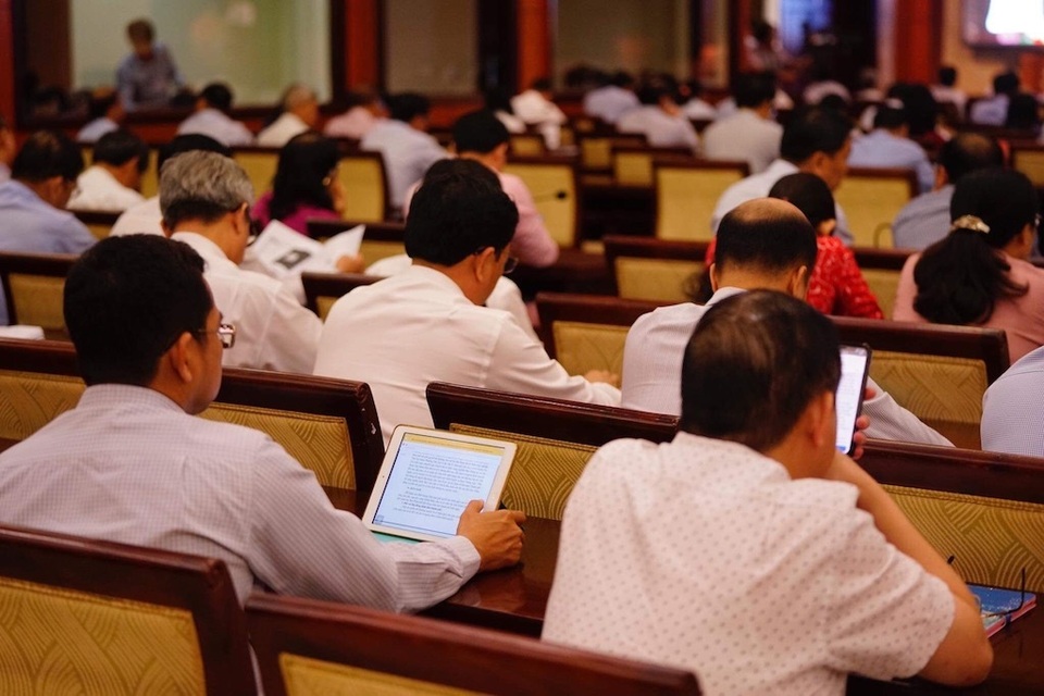 Khai mạc kỳ họp 15 HĐND TPHCM: Lần đầu tiên triển khai “kỳ họp không giấy” - 2 Khai mạc kỳ họp 15 HĐND TPHCM: Lần đầu tiên triển khai “kỳ họp không giấy” - 2