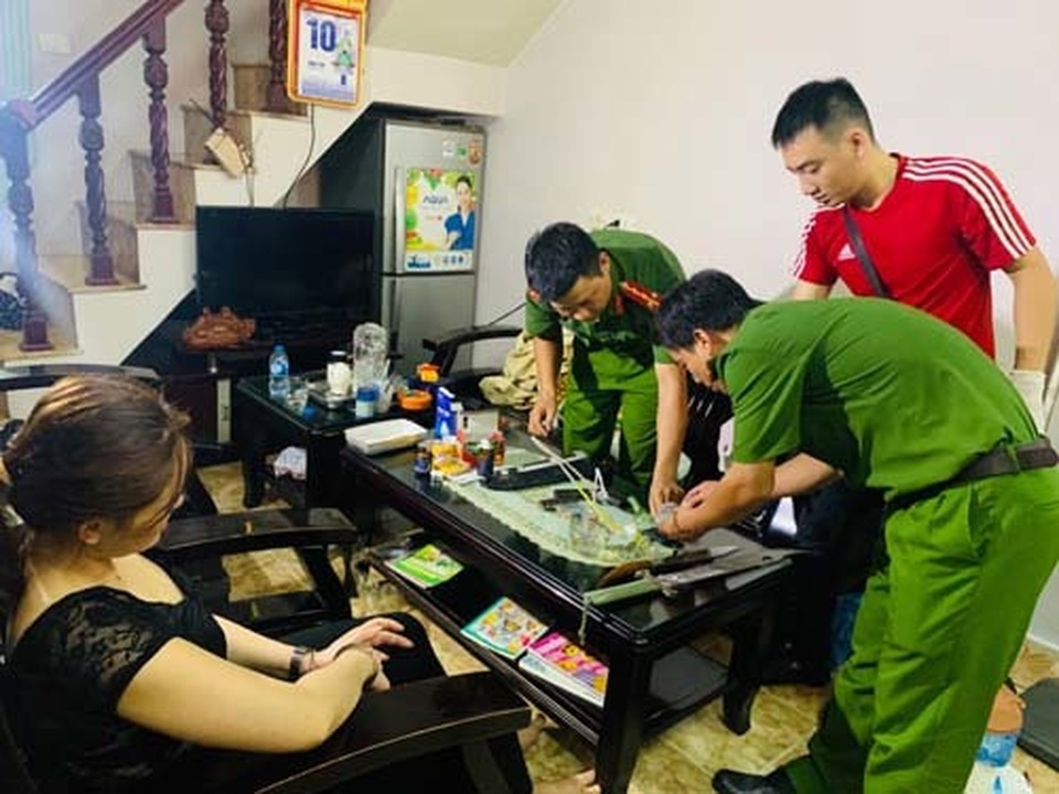 Công an phá cửa bắt “nữ quái” tàng trữ ma túy và súng - 1 Công an phá cửa bắt “nữ quái” tàng trữ ma túy và súng - 1