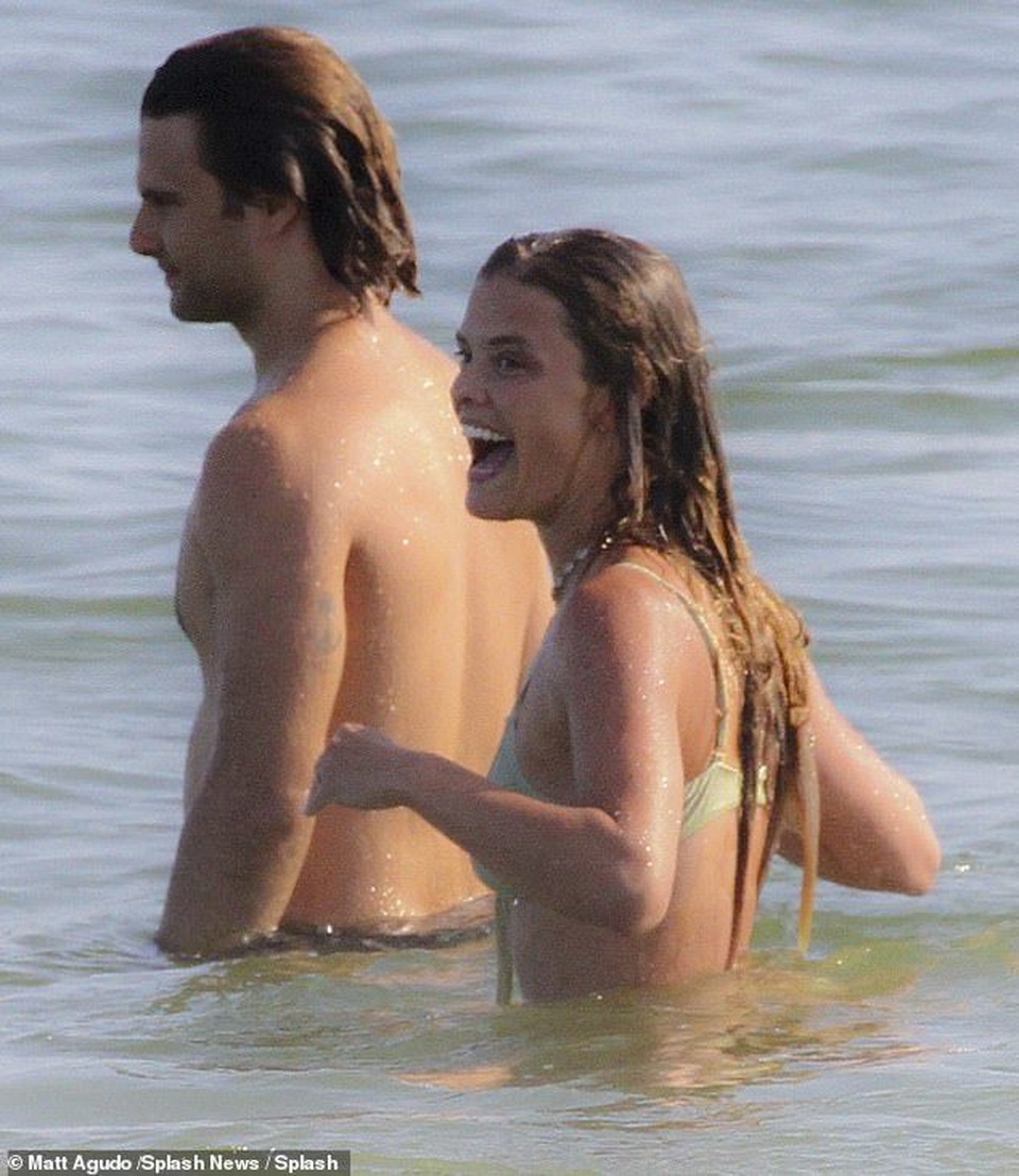 Người mẫu Nina Agdal tình tứ bên bạn trai - 1 Người mẫu Nina Agdal tình tứ bên bạn trai - 1